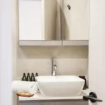 Minimal Chic Retreat Apartment *