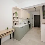 Minimal Chic Retreat Apartment *