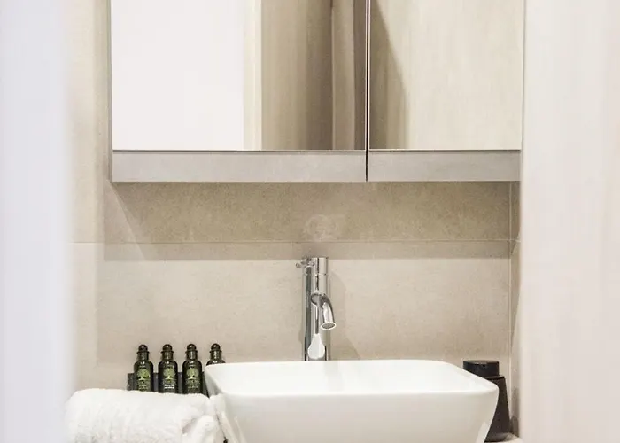 Minimal Chic Retreat Apartment *